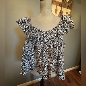 Universal threads fluttered sleeve blouse